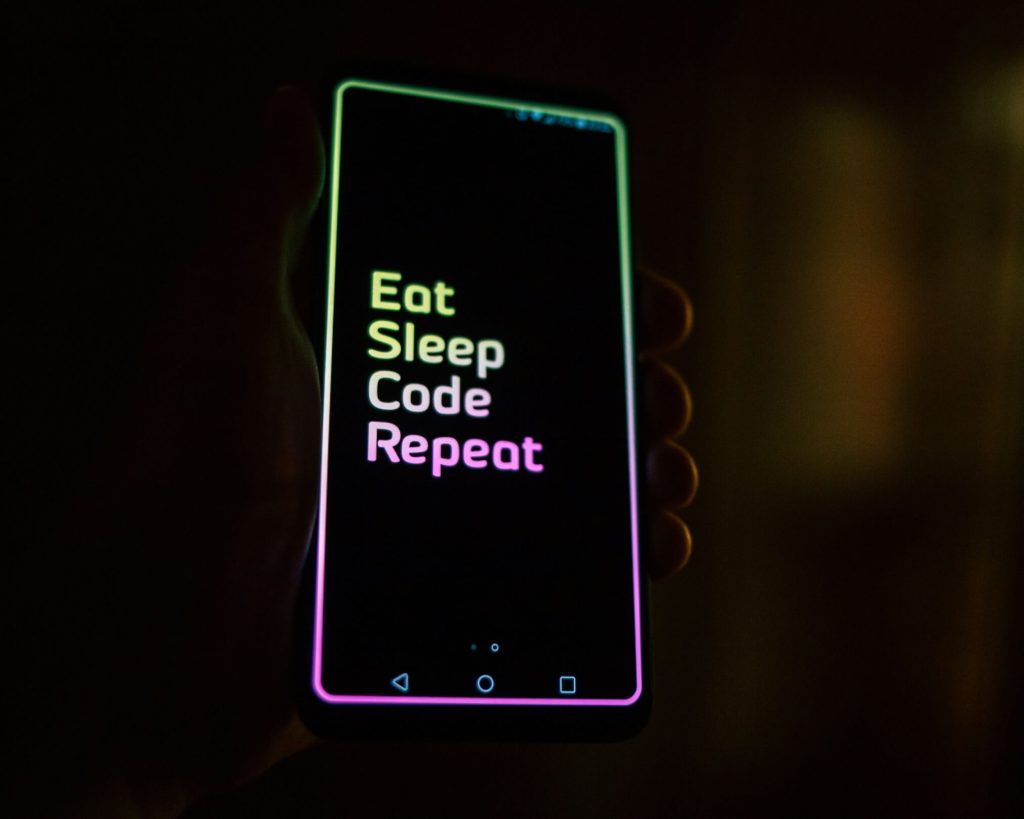Siti dove fare pratica con il codice immagine cover con smartphone e scritta Eat, sleep, code, repeat