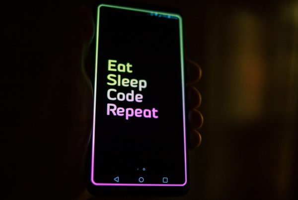 Siti dove fare pratica con il codice immagine cover con smartphone e scritta Eat, sleep, code, repeat